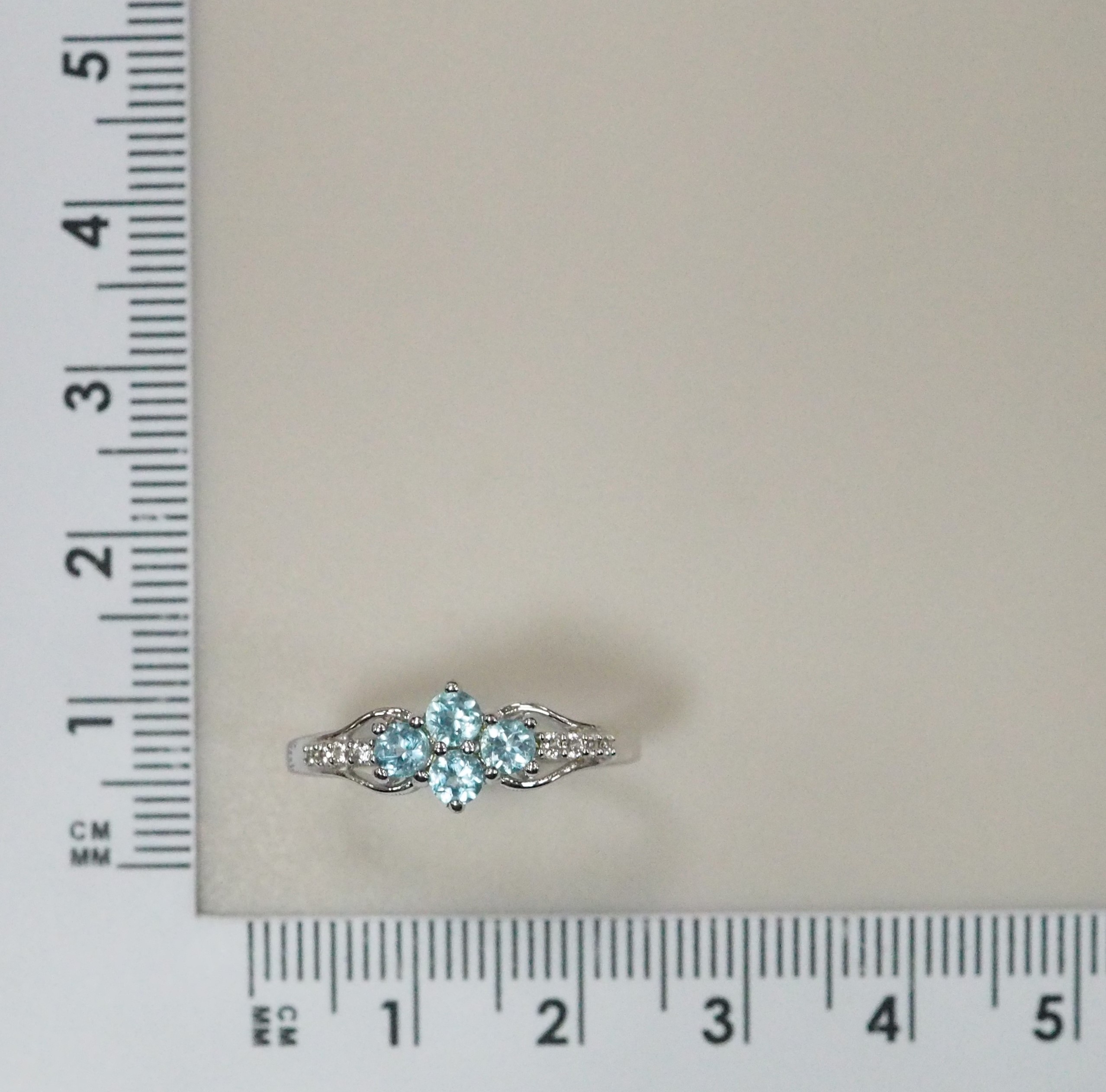 Серебряное кольцо с апатитами